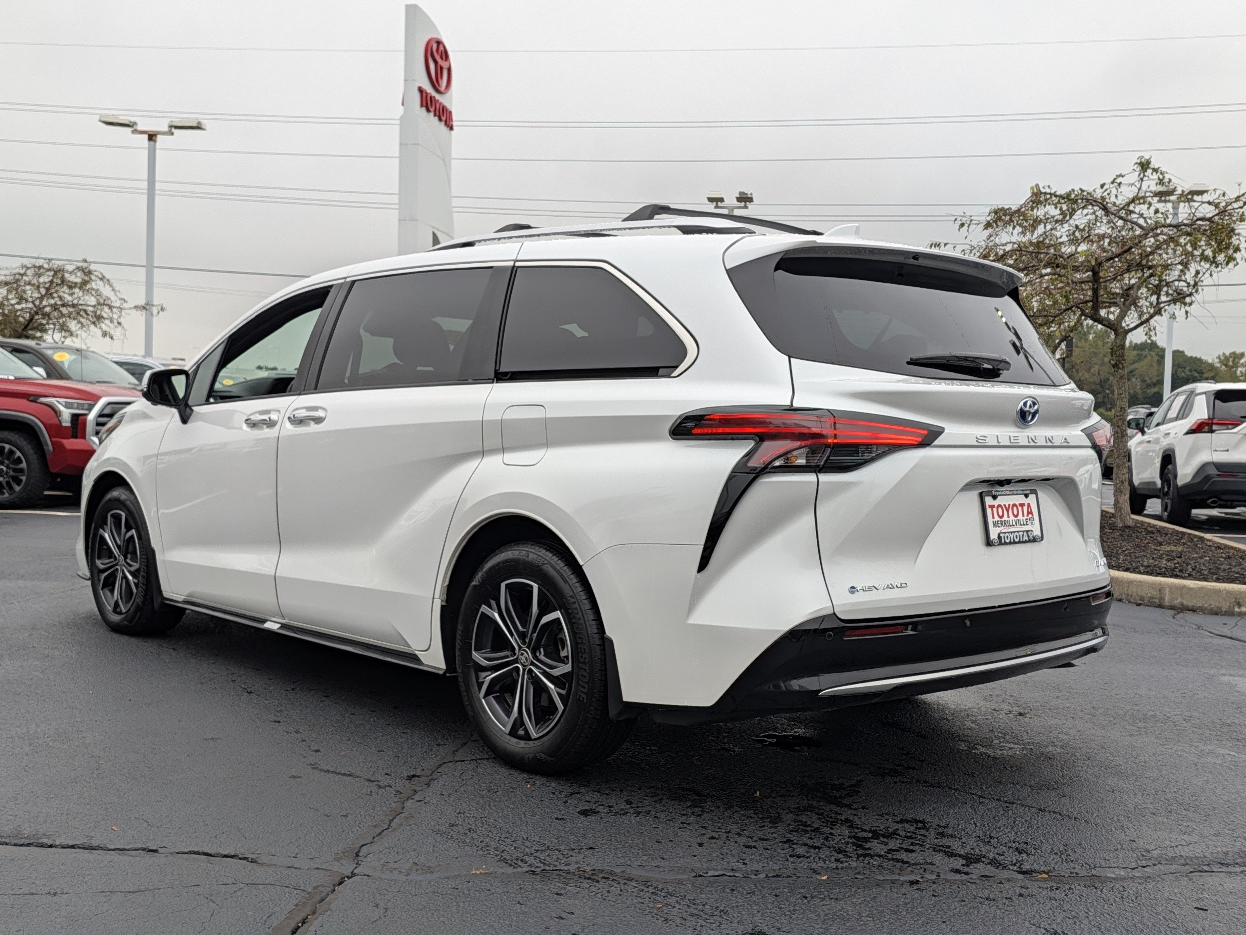 Used 2025 Toyota Sienna Platinum AWD/4WD image 6