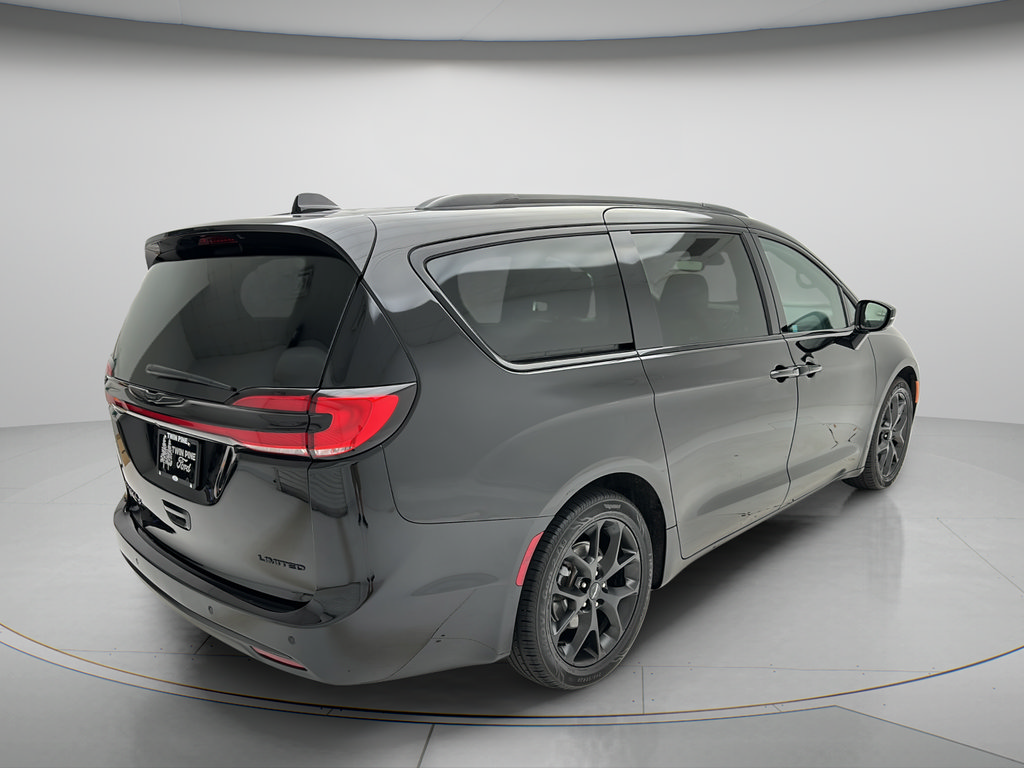 Used 2025 Chrysler Pacifica Limited FWD image 8