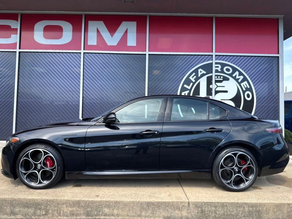 Used 2024 Alfa Romeo Giulia AWD image 22