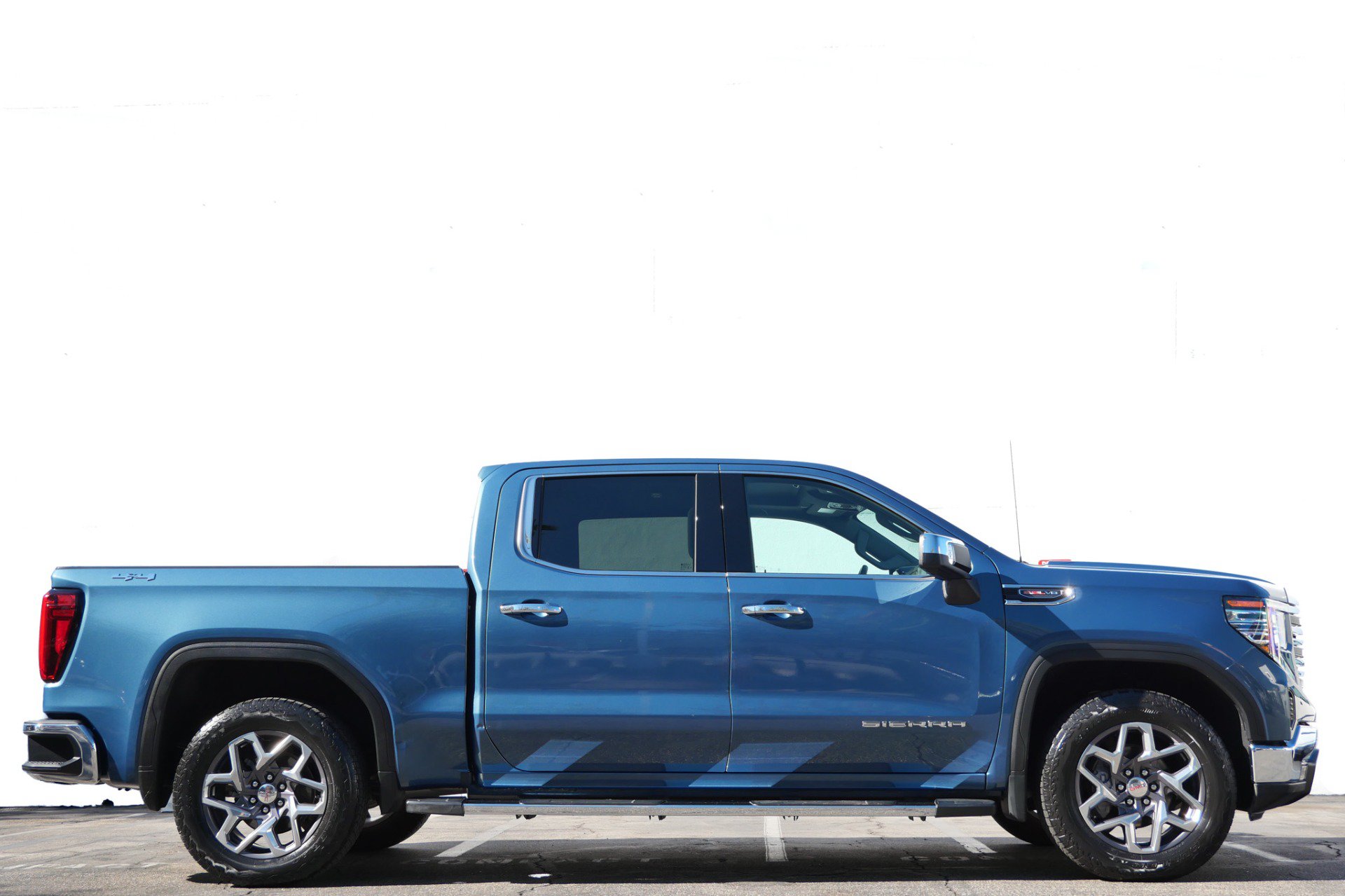 Used 2024 GMC Sierra 1500 SLT w/ SLT Premium Package AWD/4WD image 2