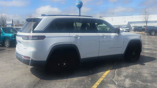 Used 2023 Jeep Grand Cherokee Laredo w/ Trailer Tow Prep Group (B) AWD/4WD image 8
