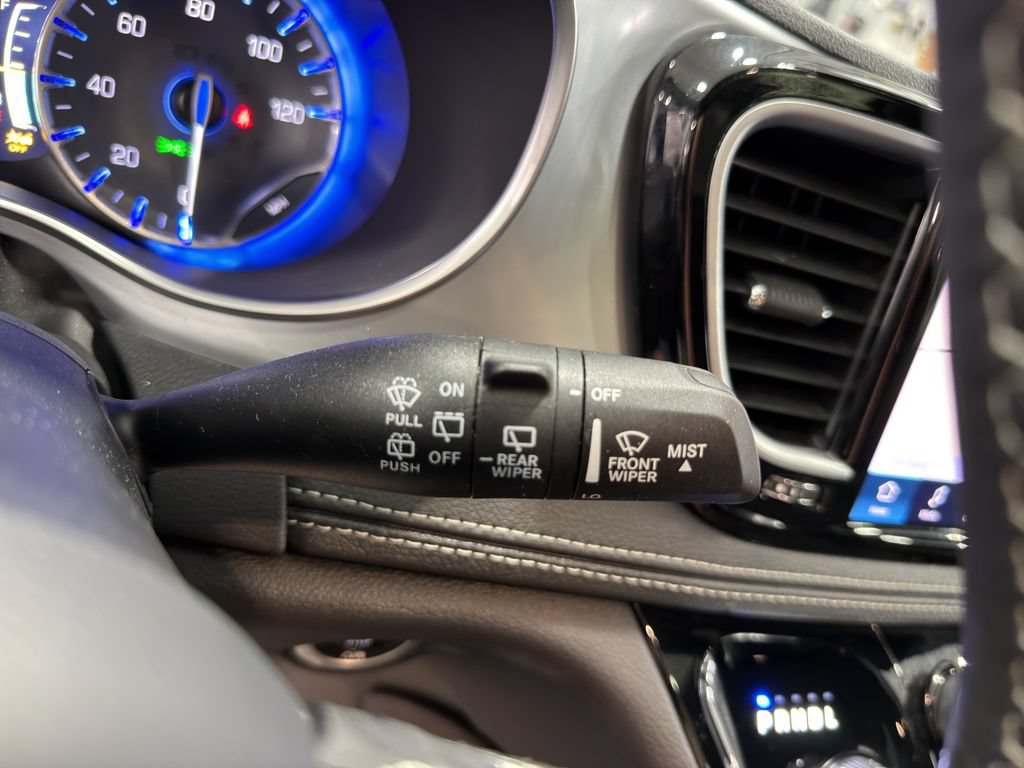 Used 2025 Chrysler Pacifica Limited FWD image 28