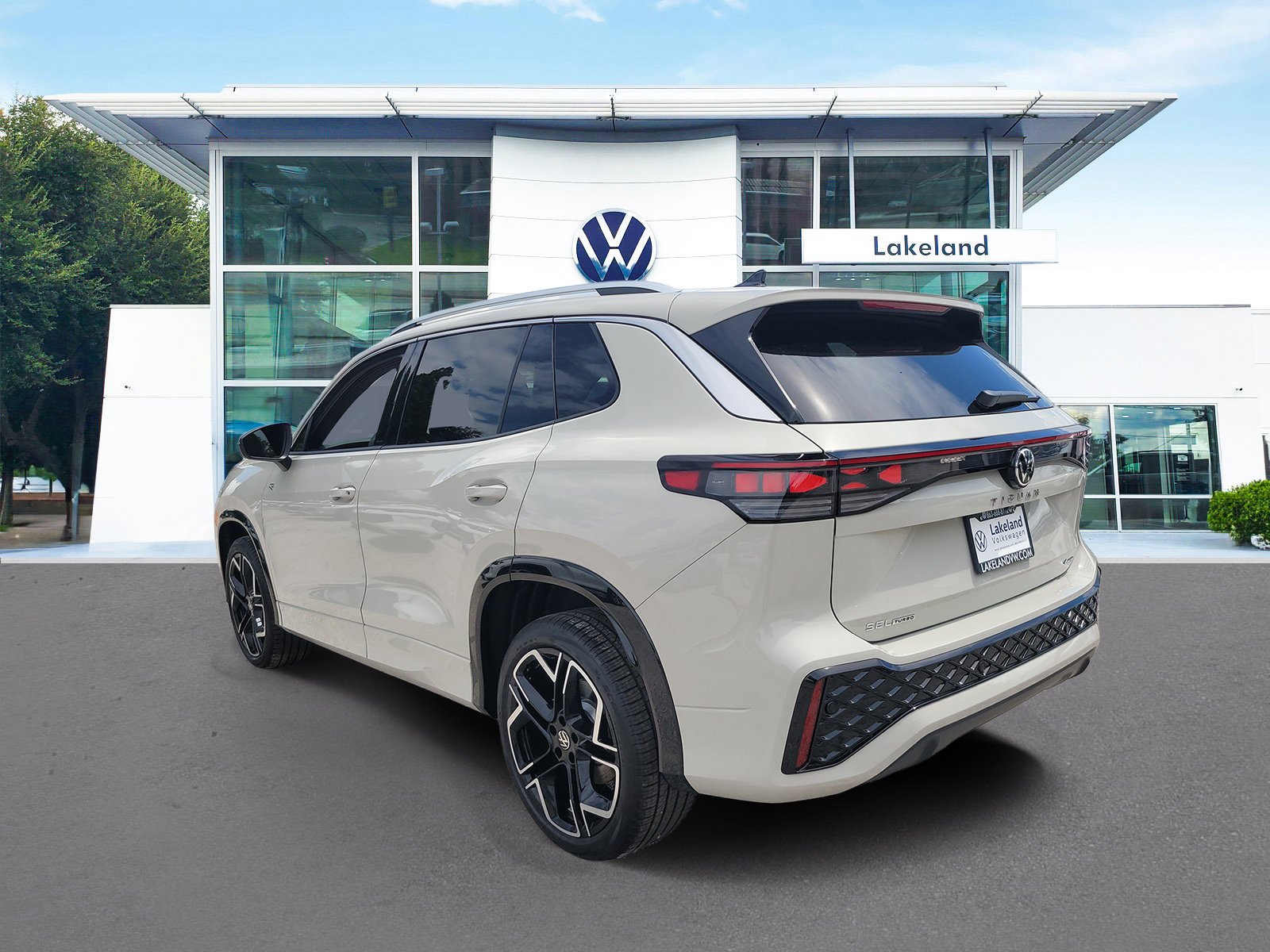 New 2026 Volkswagen Tiguan SEL R-Line AWD/4WD image 5