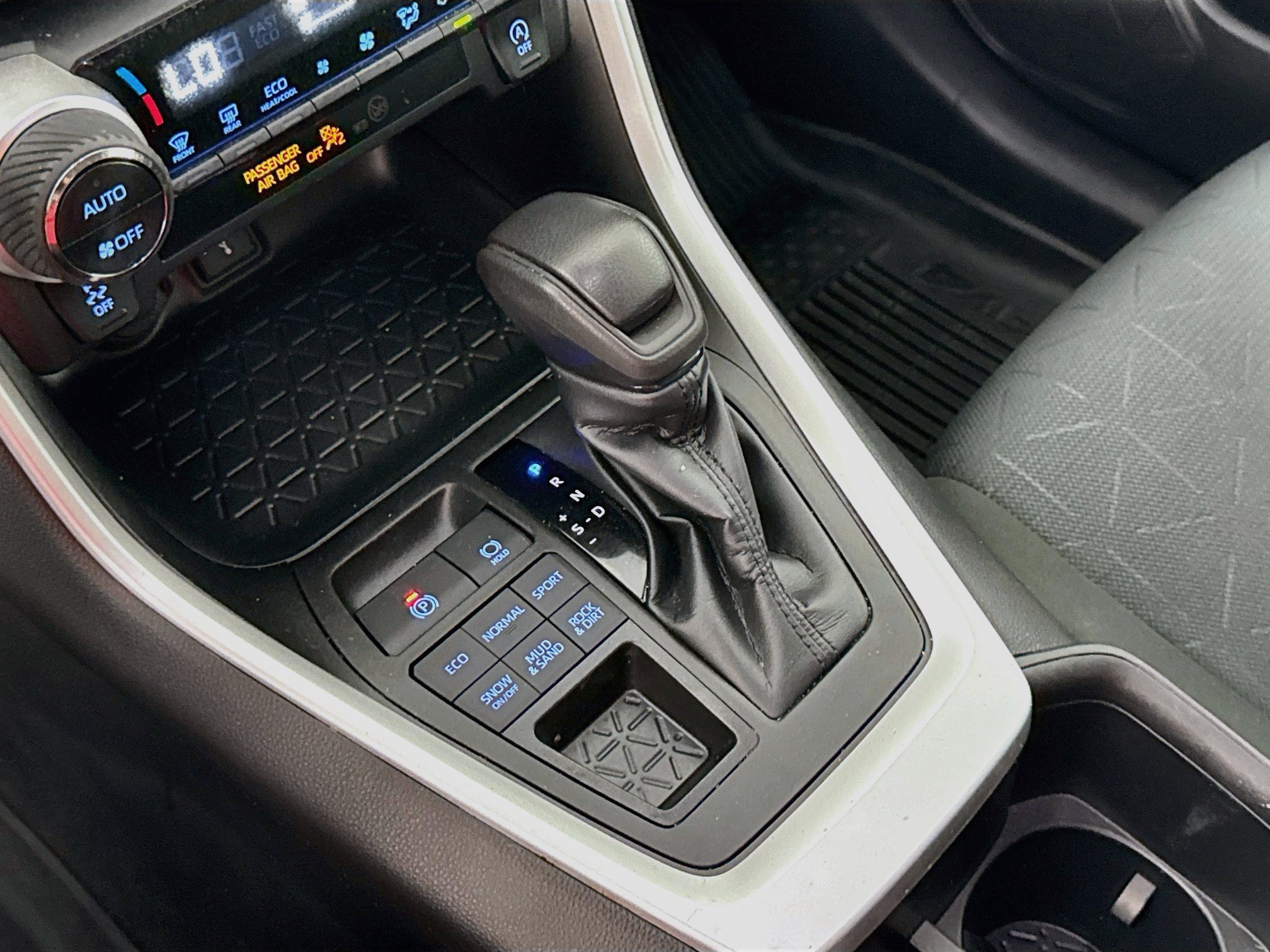 Used 2022 Toyota RAV4 XLE AWD/4WD image 18