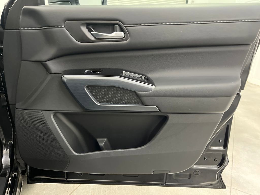 Used 2025 Nissan Pathfinder SL image 24