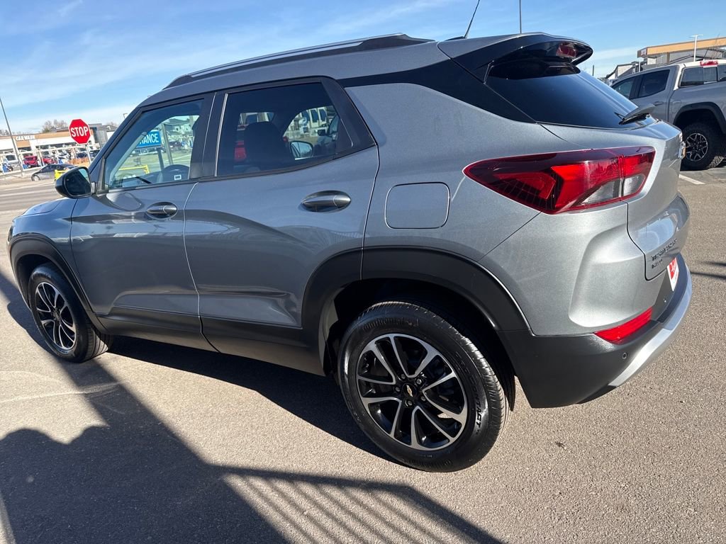Used 2025 Chevrolet TrailBlazer LT w/ Driver Confidence Package image 3
