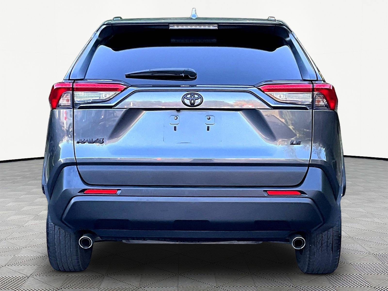 Used 2019 Toyota RAV4 LE FWD image 5