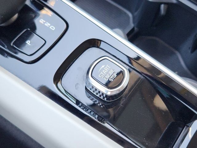 Used 2025 Volvo XC60 B5 Core image 8