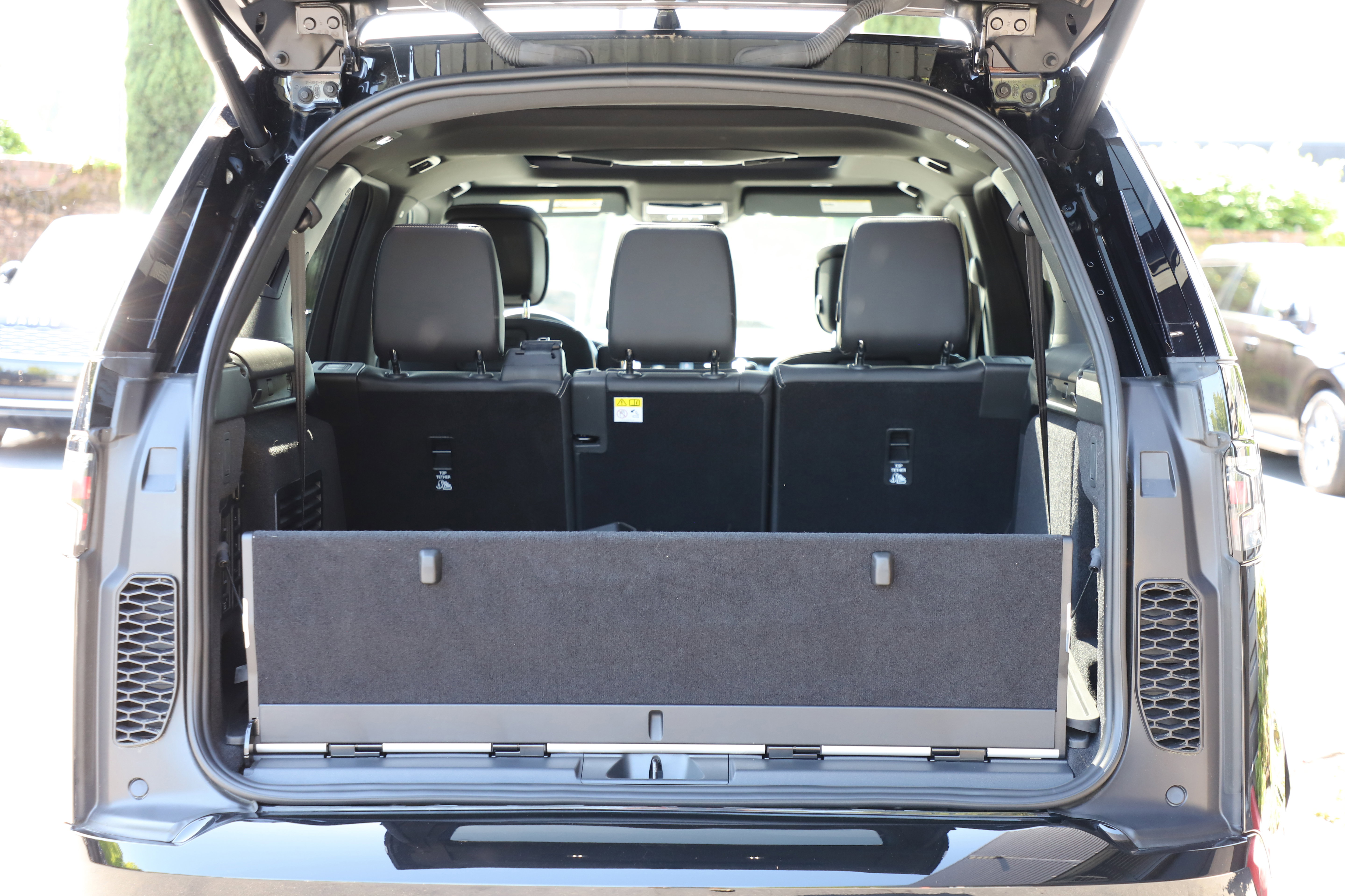Certified 2025 Land Rover Discovery Metropolitan Edition AWD/4WD image 16