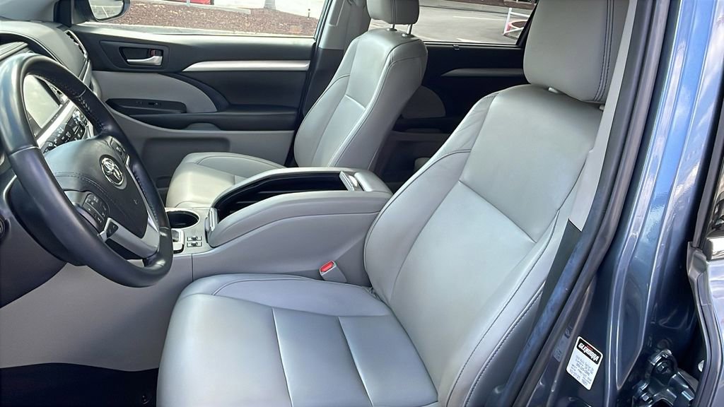 Used 2019 Toyota Highlander XLE w/ Carpet Mat Package (TMS) FWD image 11