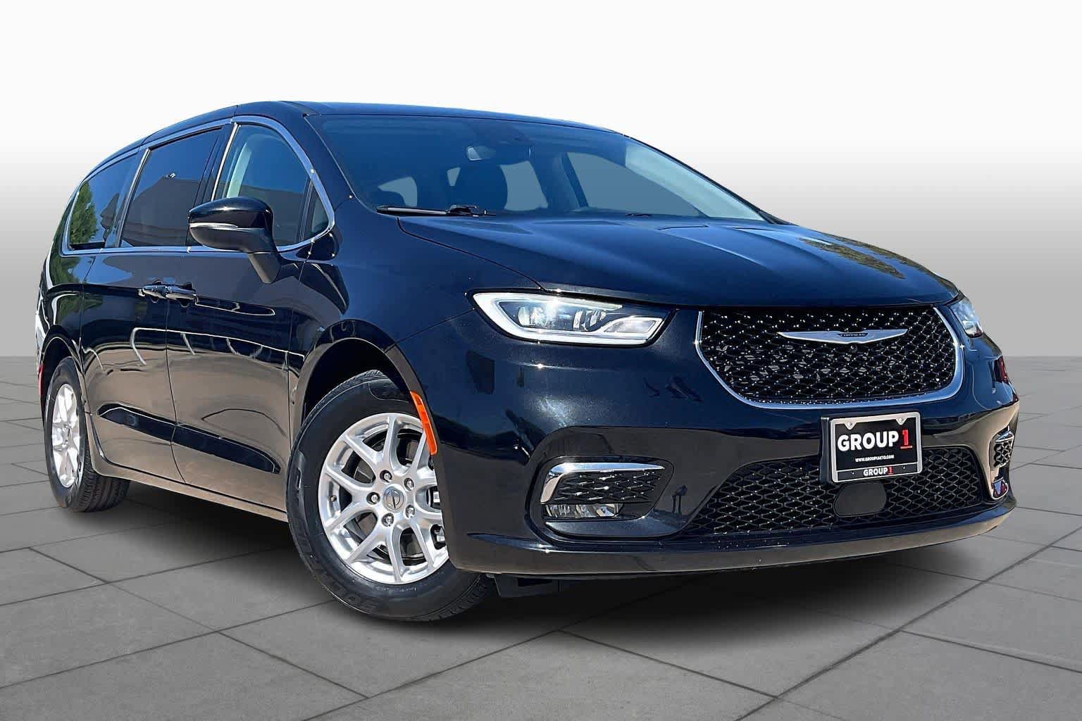 Used 2023 Chrysler Pacifica Touring-L image 3