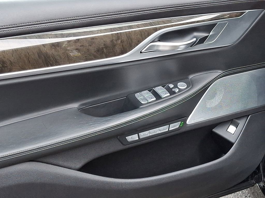 Used 2018 BMW M760i xDrive image 9