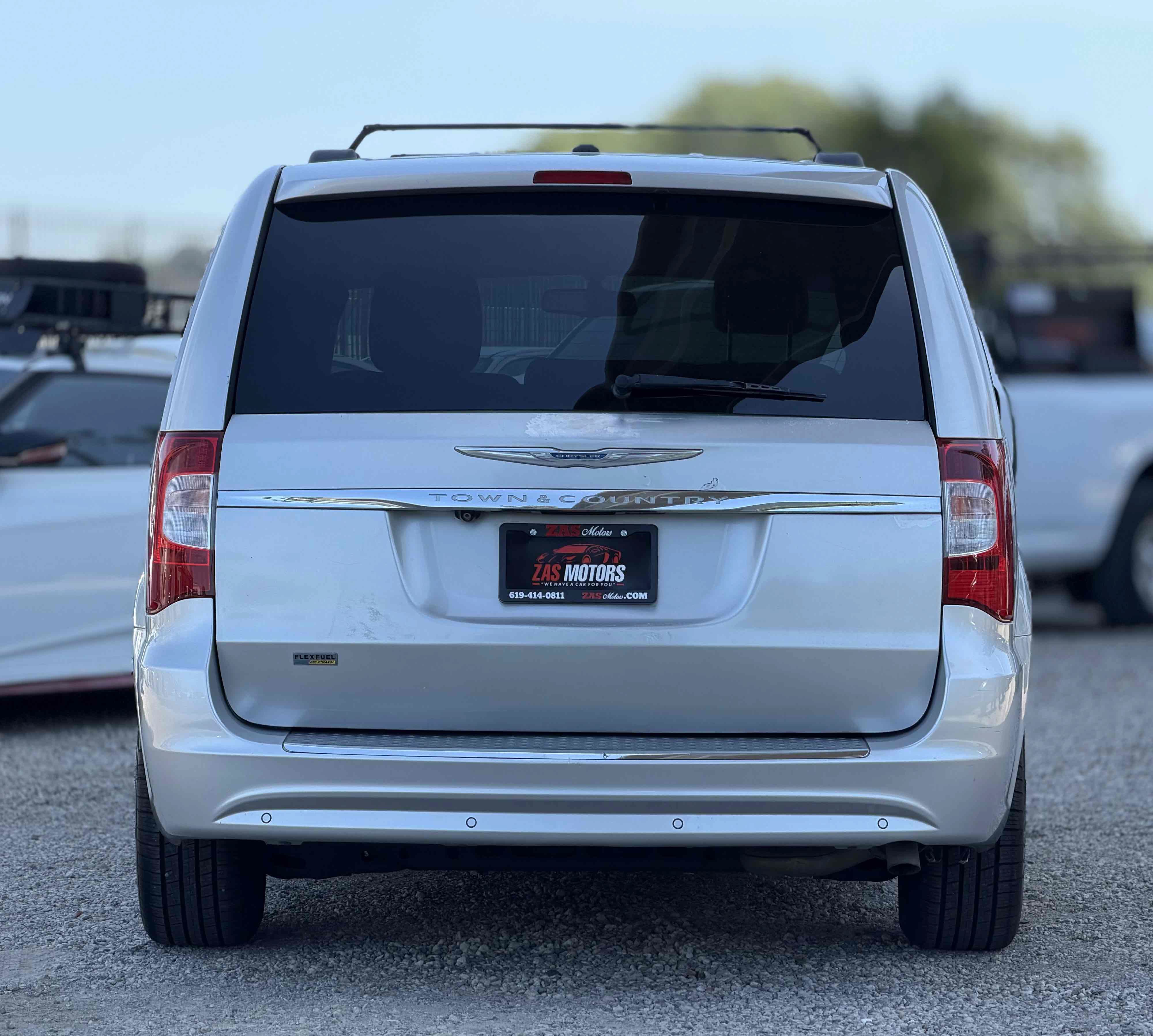 Used 2011 Chrysler Town & Country Touring-L w/ Entertainment Group #2 FWD image 6