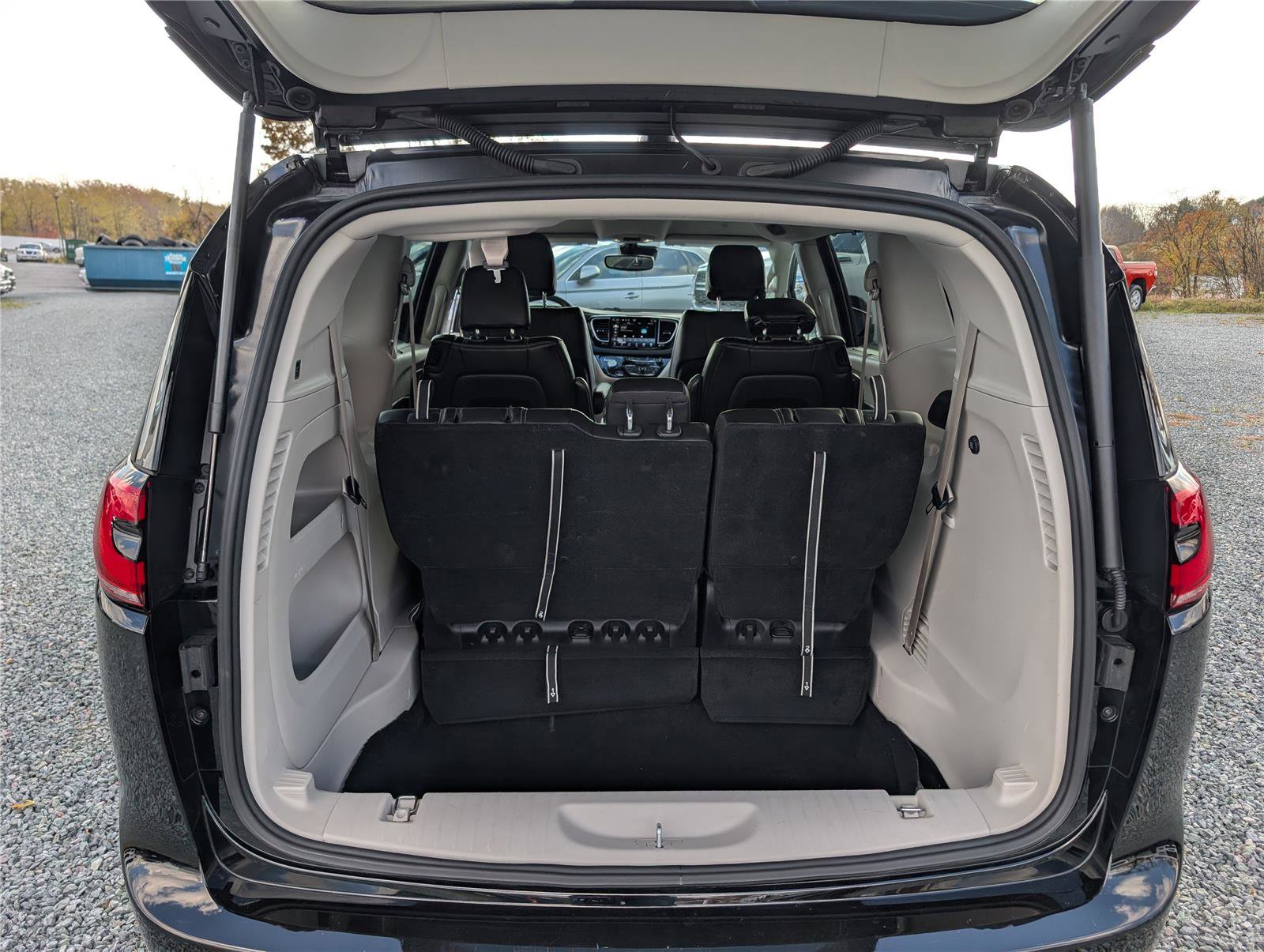 Used 2024 Chrysler Pacifica Touring-L image 12