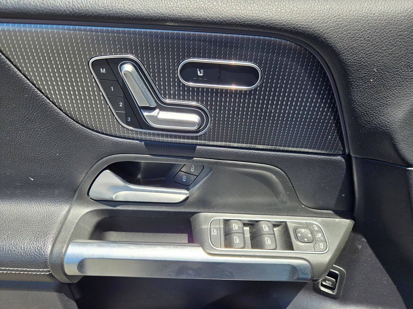 Used 2021 Mercedes-Benz GLB 250 4MATIC w/ Premium Package image 21