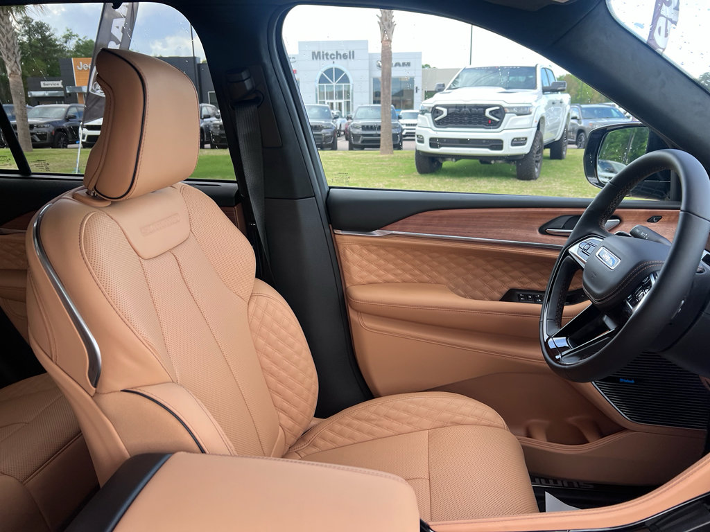 New 2026 Jeep Grand Cherokee Summit w/ Obsidian Package AWD/4WD image 14