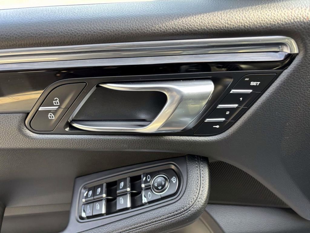 Certified 2024 Porsche Macan image 23