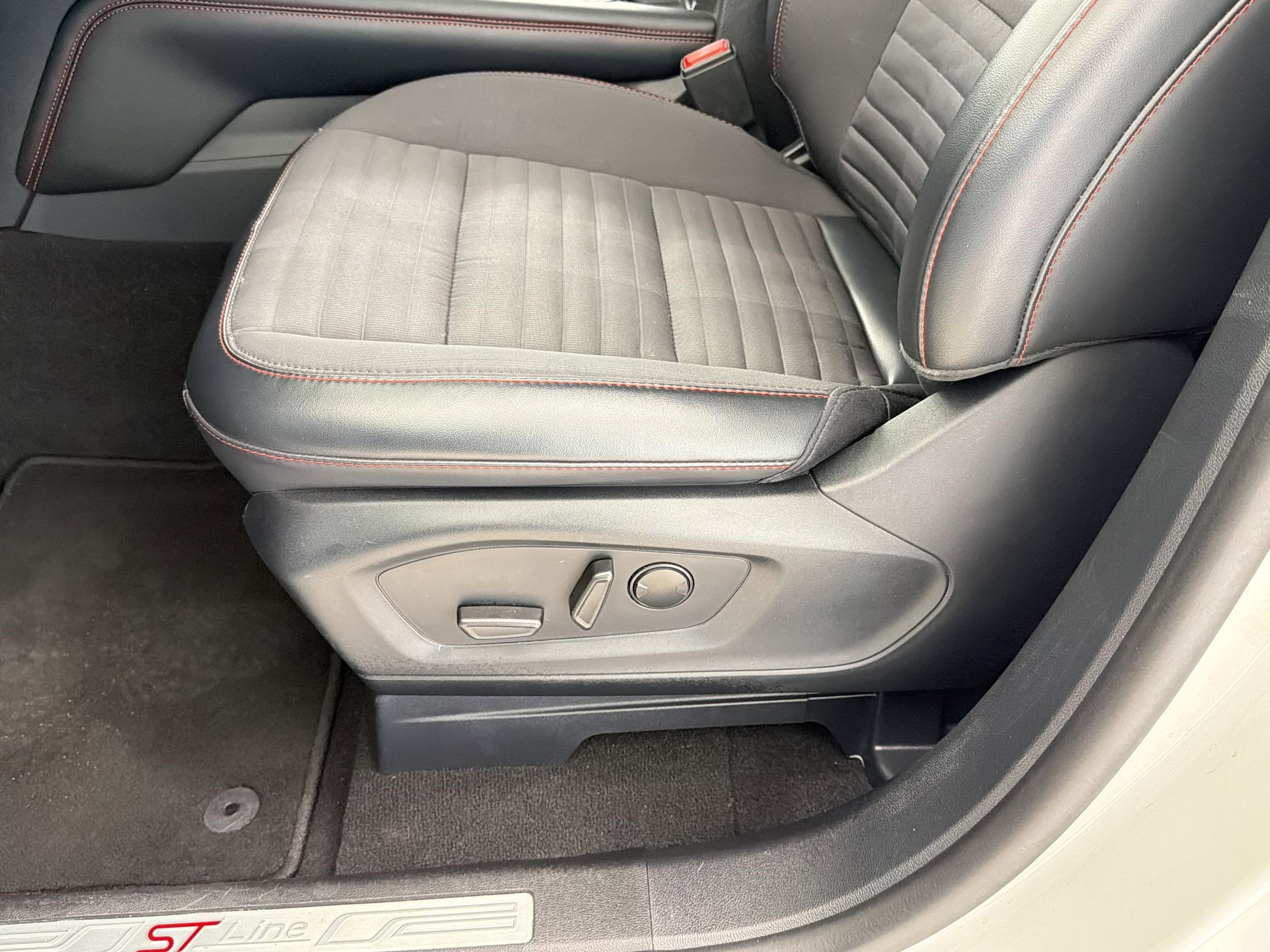 Certified 2025 Ford Explorer ST-Line w/ ST-Line Street Pack AWD/4WD image 14