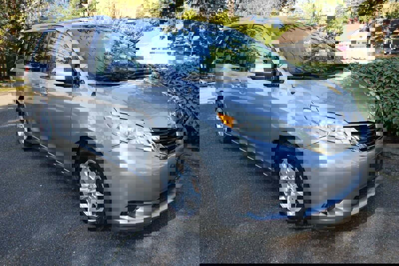 Used 2011 Toyota Sienna LE image 2