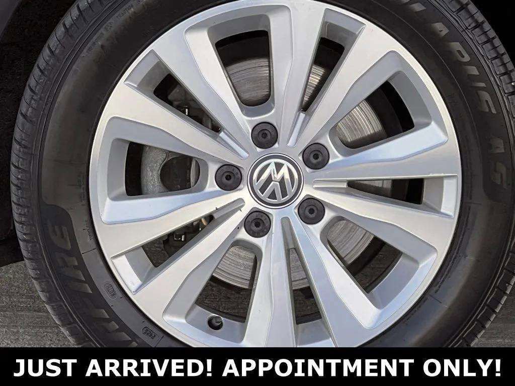 Used 2018 Volkswagen Golf SE image 32