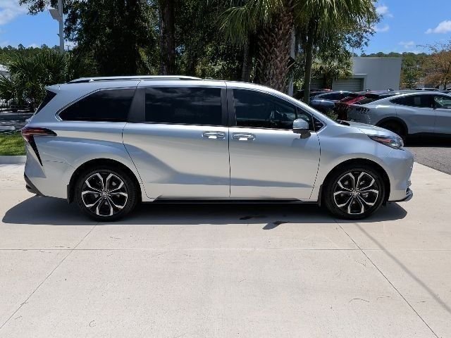 Used 2025 Toyota Sienna Platinum FWD image 4