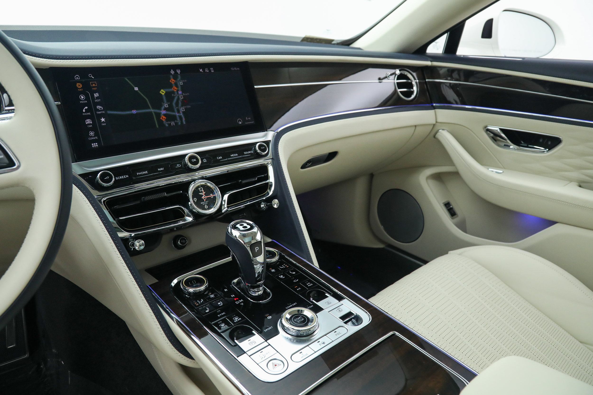 Used 2022 Bentley Flying Spur Plug-In Hybrid AWD/4WD image 31