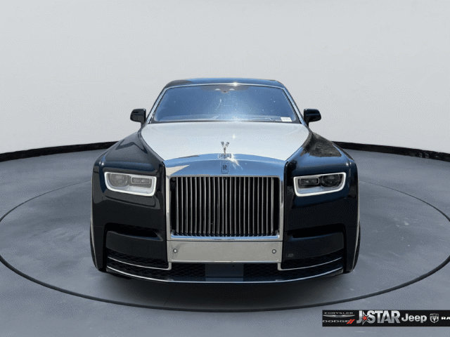 Used 2022 Rolls-Royce Phantom Sedan RWD image 2