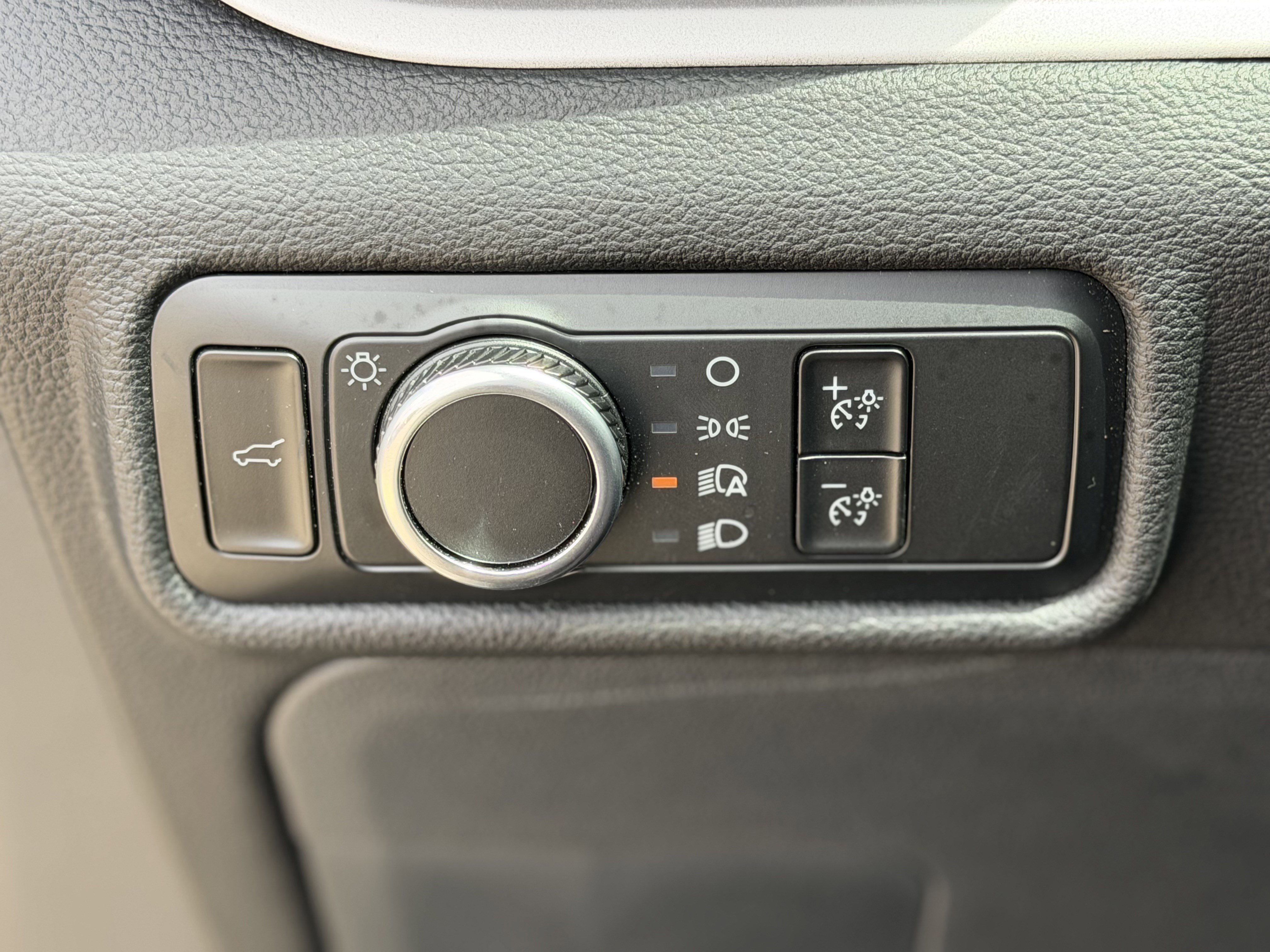 Used 2024 Ford Explorer XLT RWD image 23