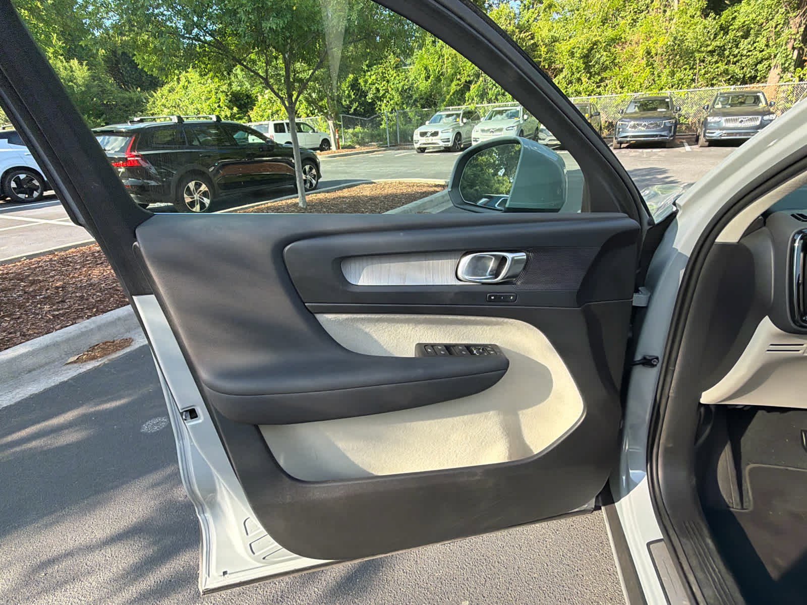 Used 2024 Volvo XC40 B5 Plus w/ Protection Package Premier AWD/4WD image 24