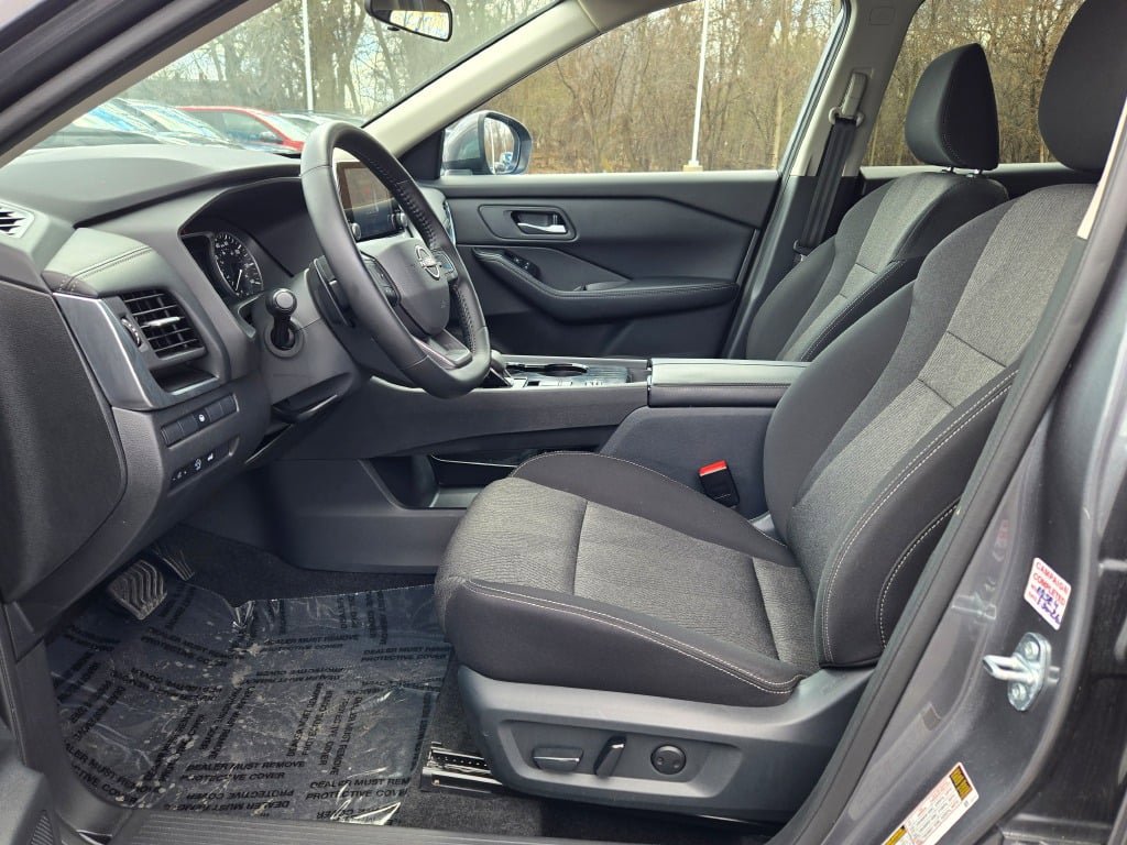 Used 2025 Nissan Rogue SV FWD image 22