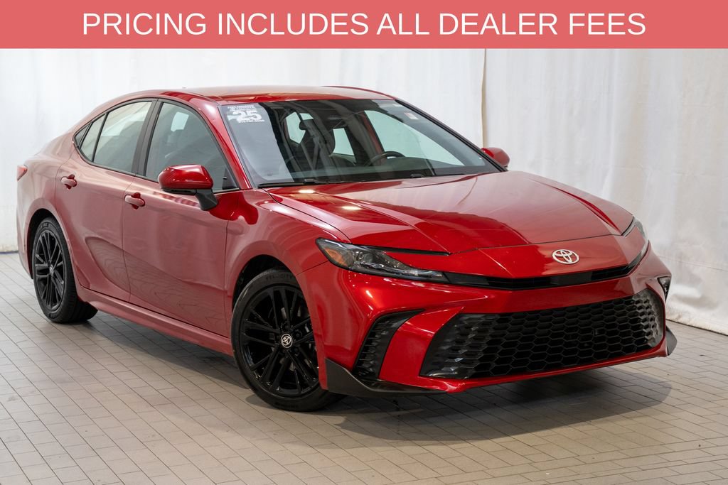 Used 2025 Toyota Camry SE FWD image 1