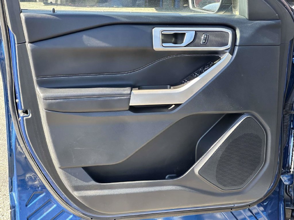 Used 2022 Ford Explorer XLT w/ Equipment Group 202A AWD/4WD image 8