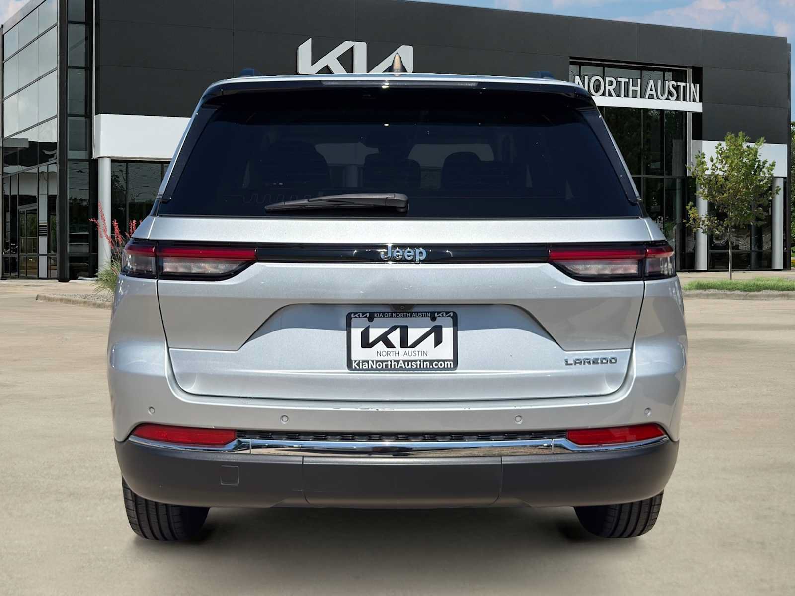 Used 2023 Jeep Grand Cherokee Laredo RWD image 10