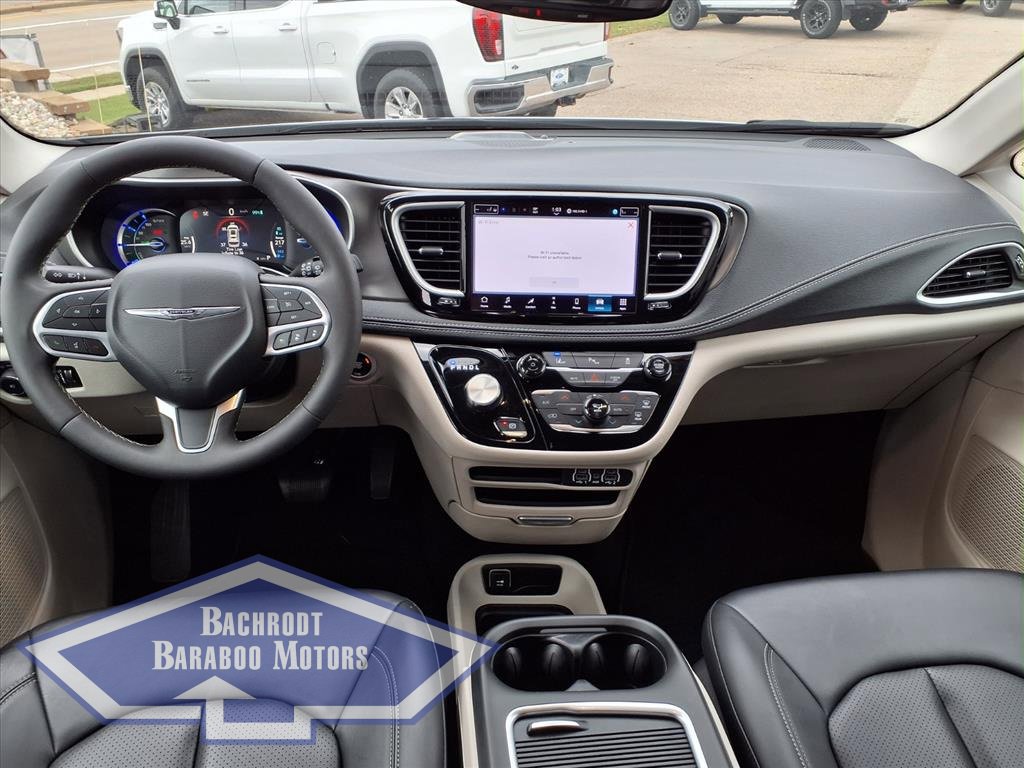 Used 2024 Chrysler Pacifica Select image 20