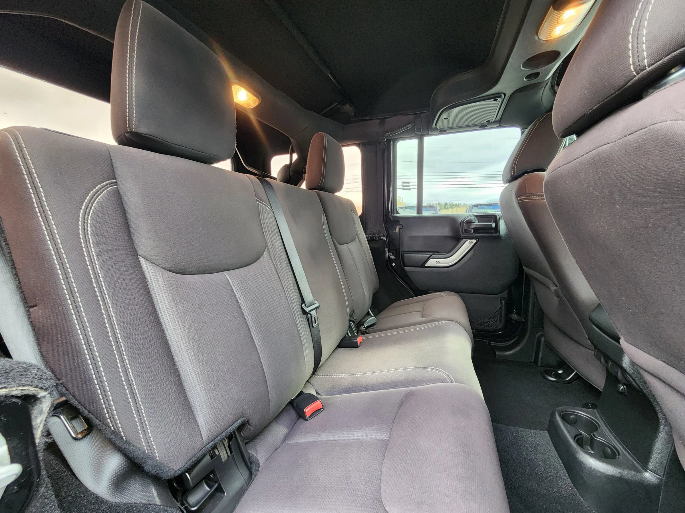 Used 2015 Jeep Wrangler Unlimited Sahara w/ Connectivity Group AWD/4WD image 41
