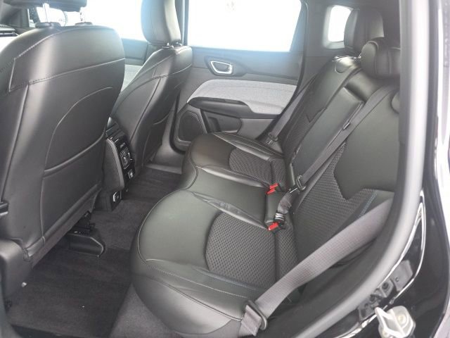 Used 2023 Jeep Compass Latitude image 18