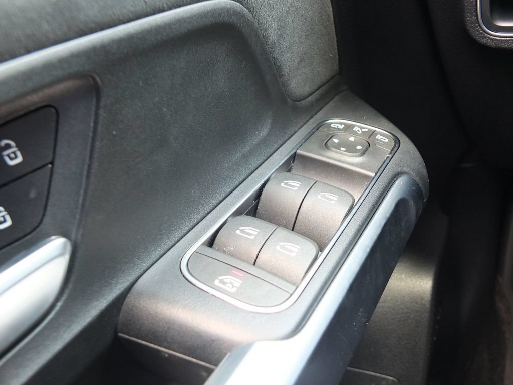 Used 2024 Mercedes-Benz EQB 300 4MATIC image 33