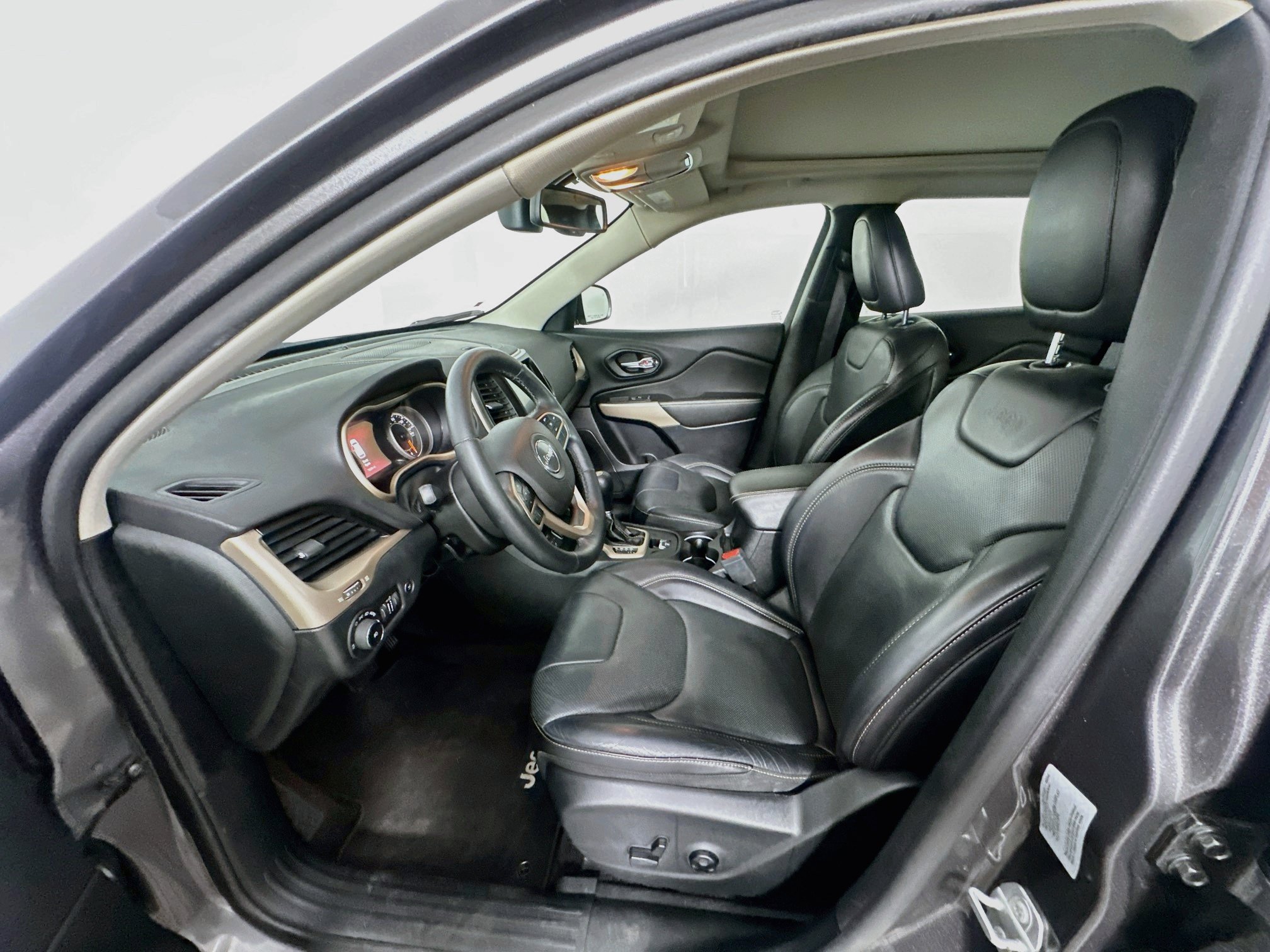 Used 2018 Jeep Cherokee Limited w/ Luxury Group FWD image 13