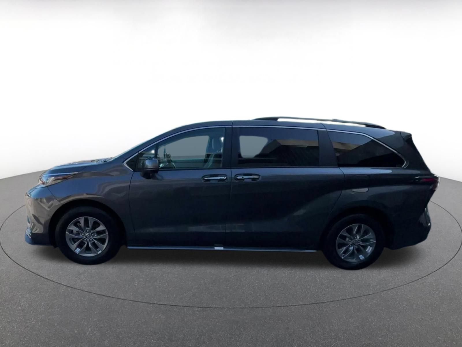 Used 2025 Toyota Sienna XLE FWD image 9