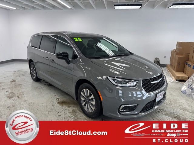 Used 2025 Chrysler Pacifica Select w/ Uconnect Theater Family Group