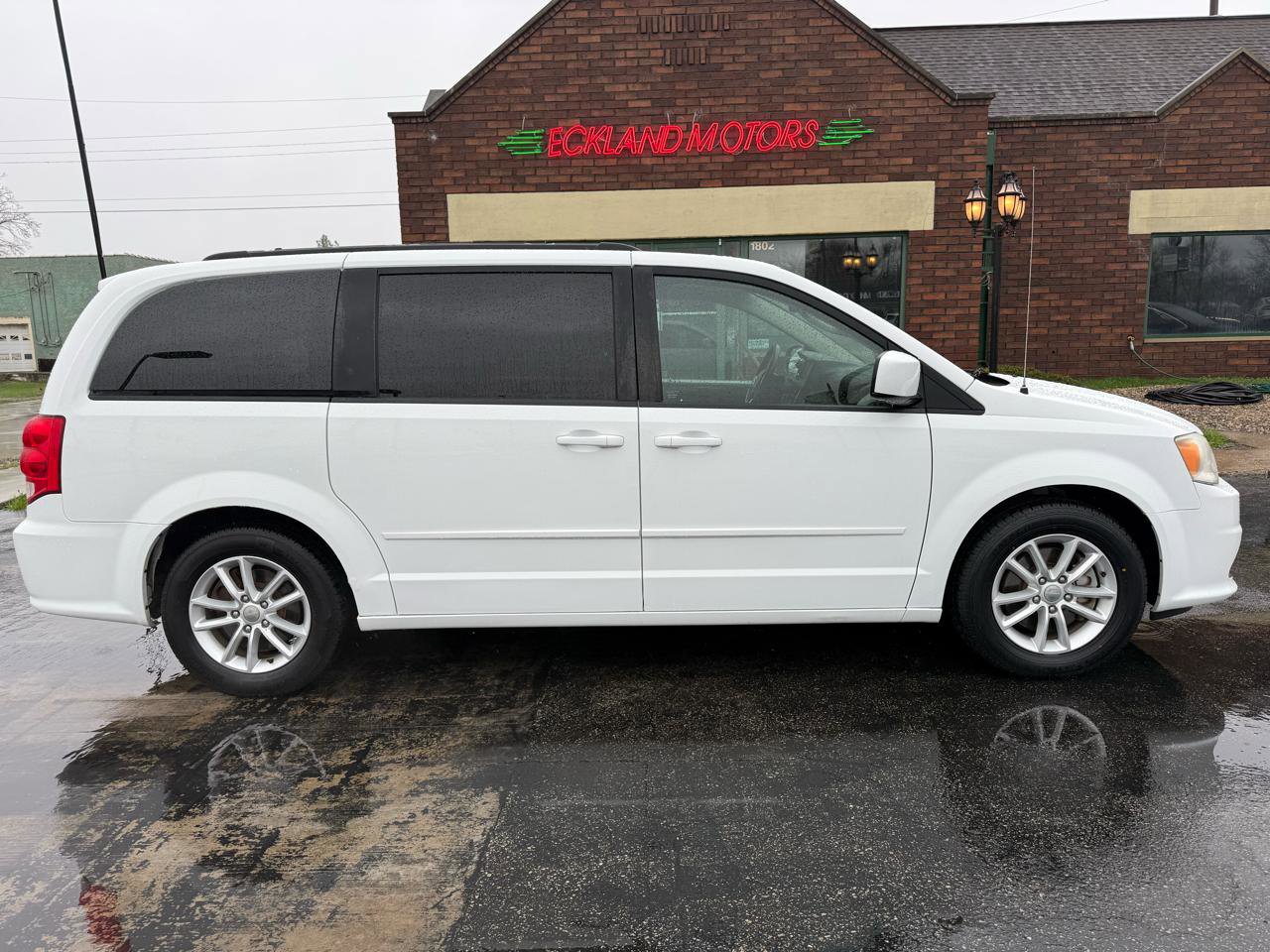 Used 2014 Dodge Grand Caravan SXT w/ Rear Park Assist Package image 2