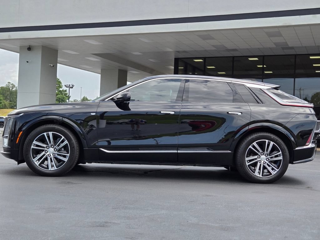 Used 2024 Cadillac Lyriq Luxury AWD/4WD image 2