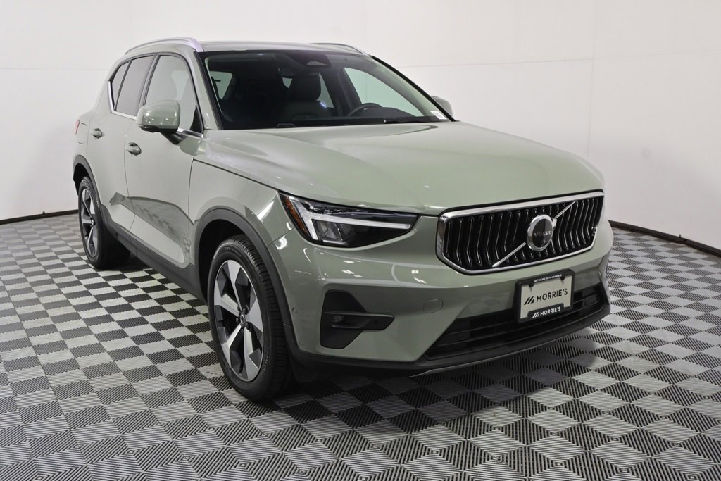 Used 2025 Volvo XC40 B5 Plus image 9