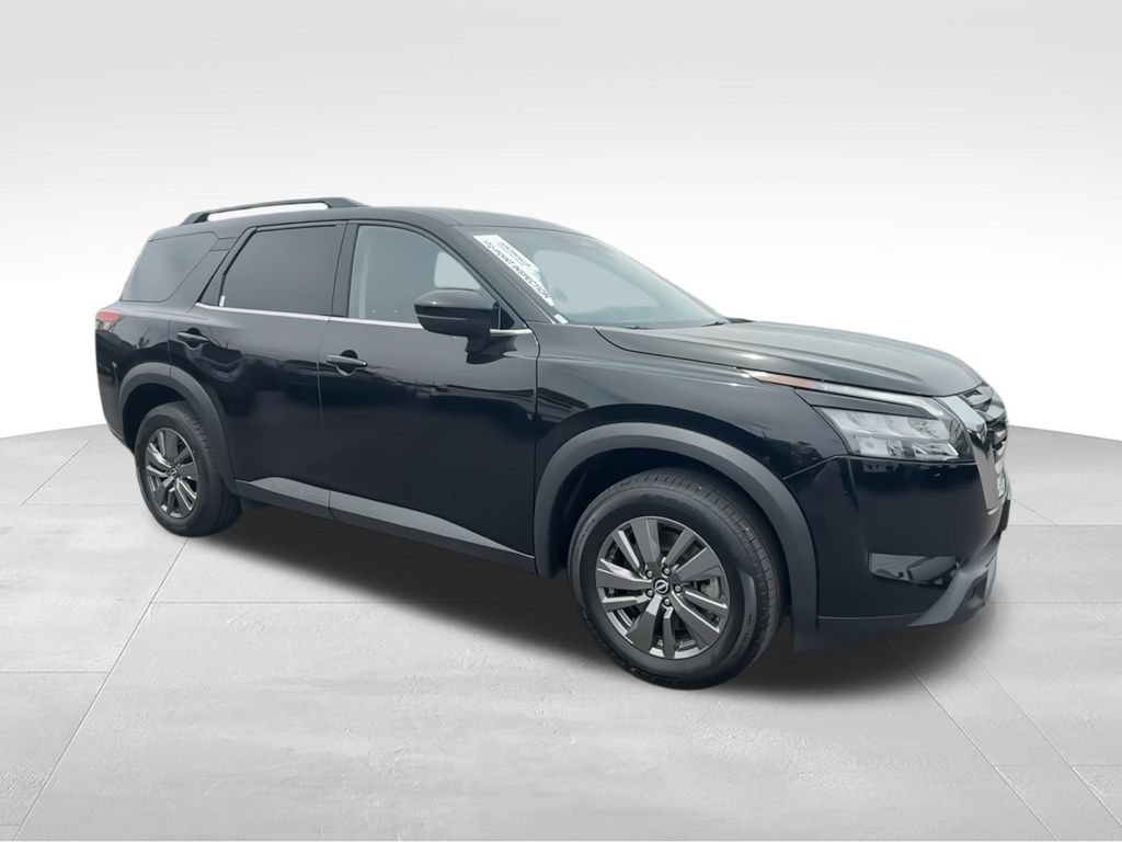 Used 2025 Nissan Pathfinder SV FWD image 2