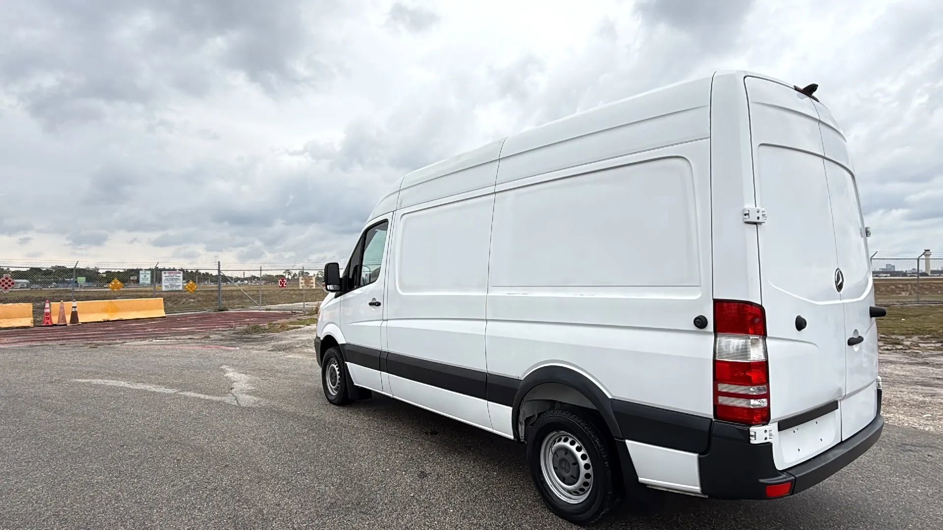 Used 2017 Mercedes-Benz Sprinter 2500 image 3