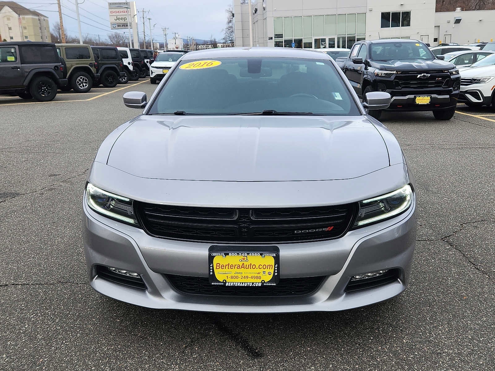 Used 2016 Dodge Charger SXT image 2