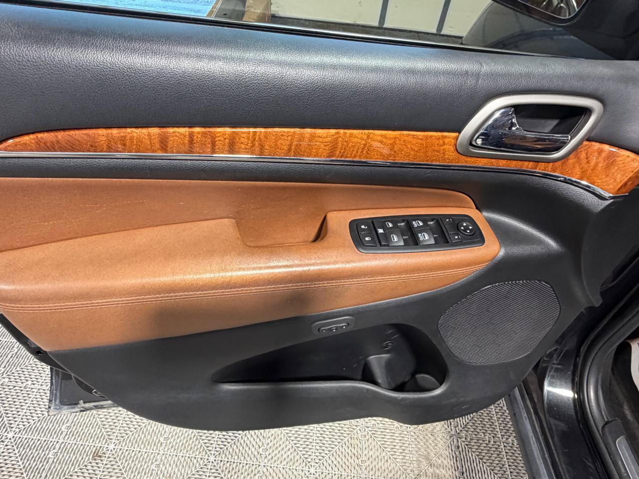Used 2012 Jeep Grand Cherokee Overland AWD/4WD image 22