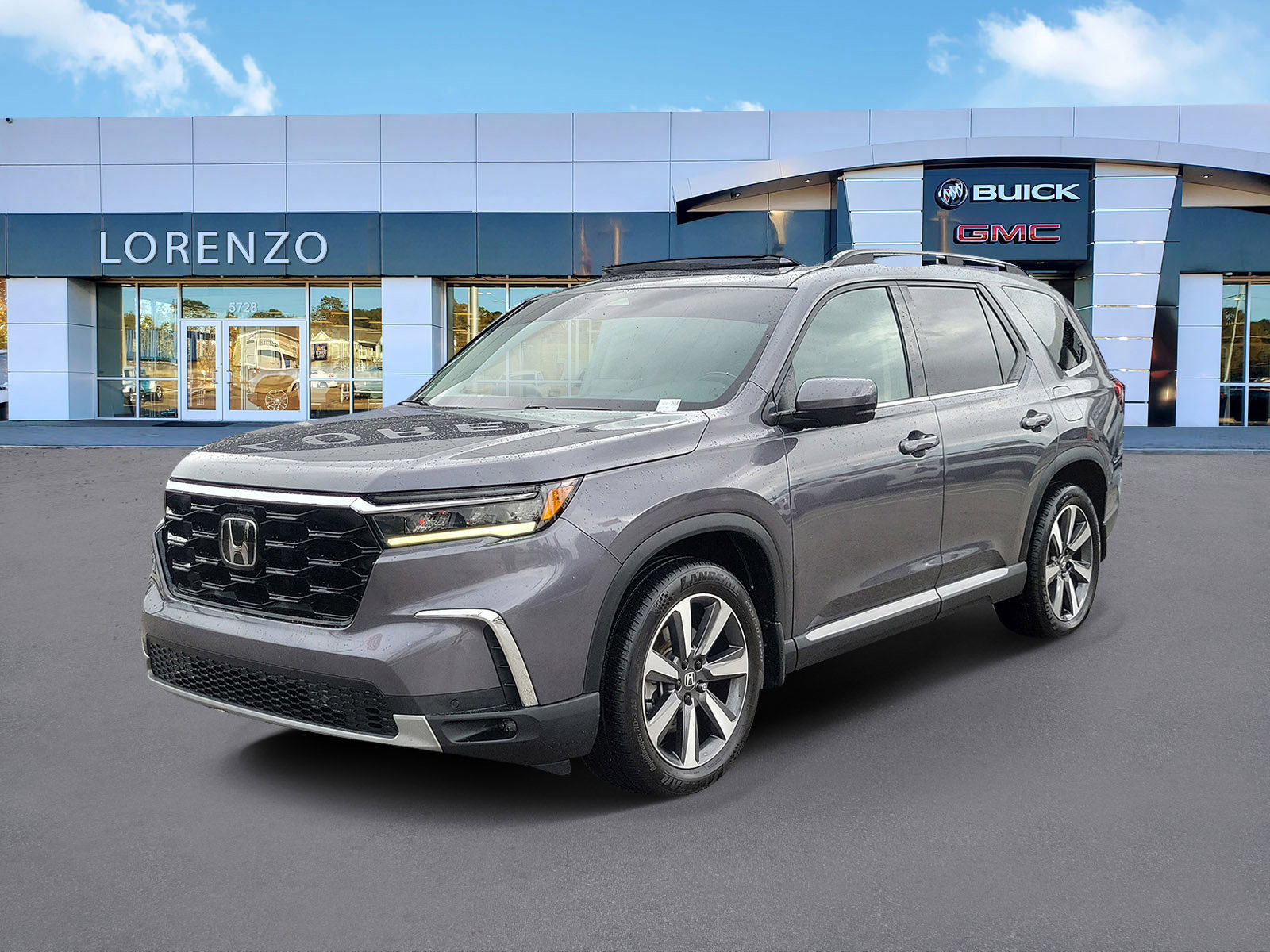 Used 2024 Honda Pilot Touring image 1