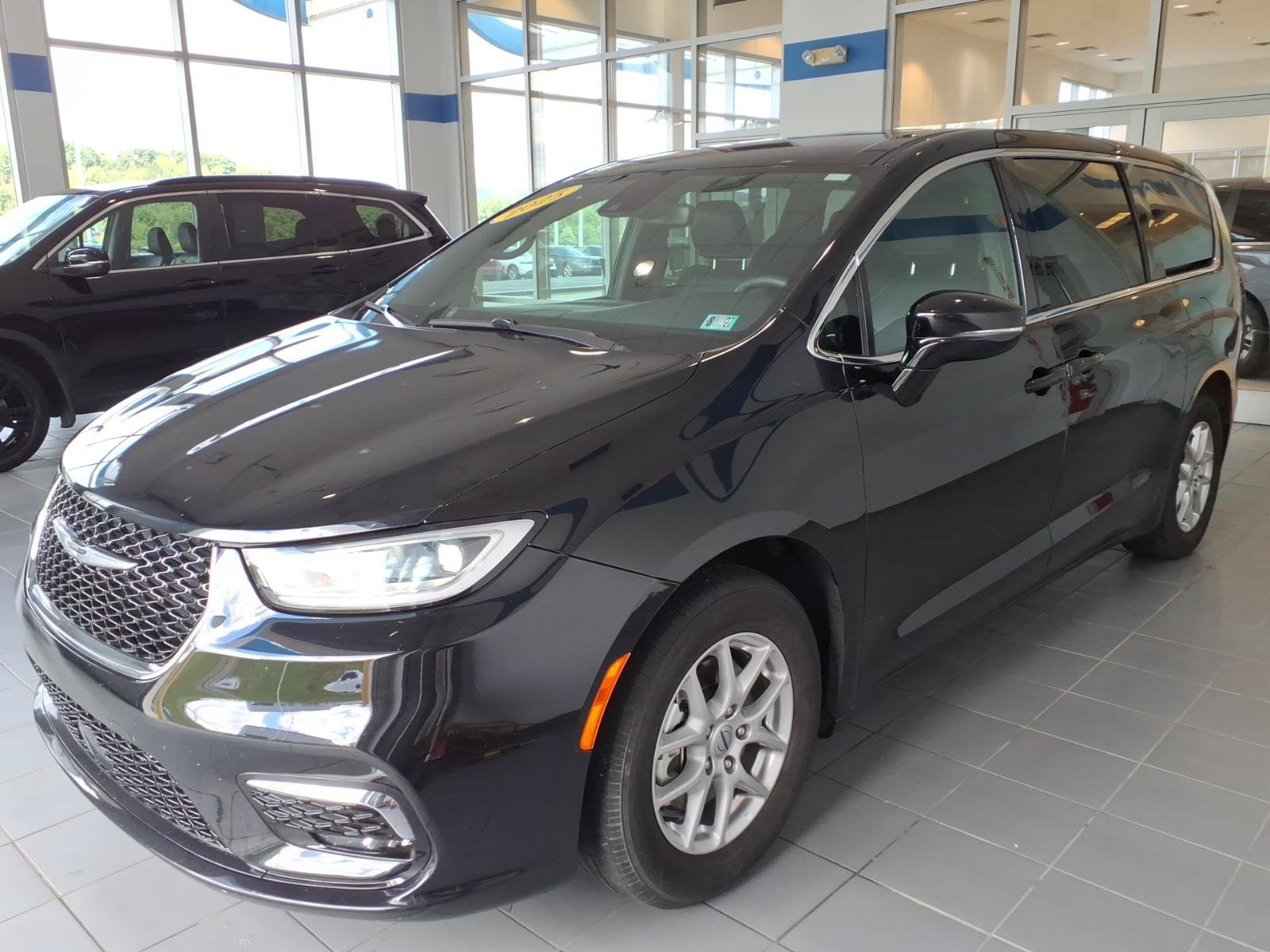 Used 2025 Chrysler Pacifica Select FWD image 8