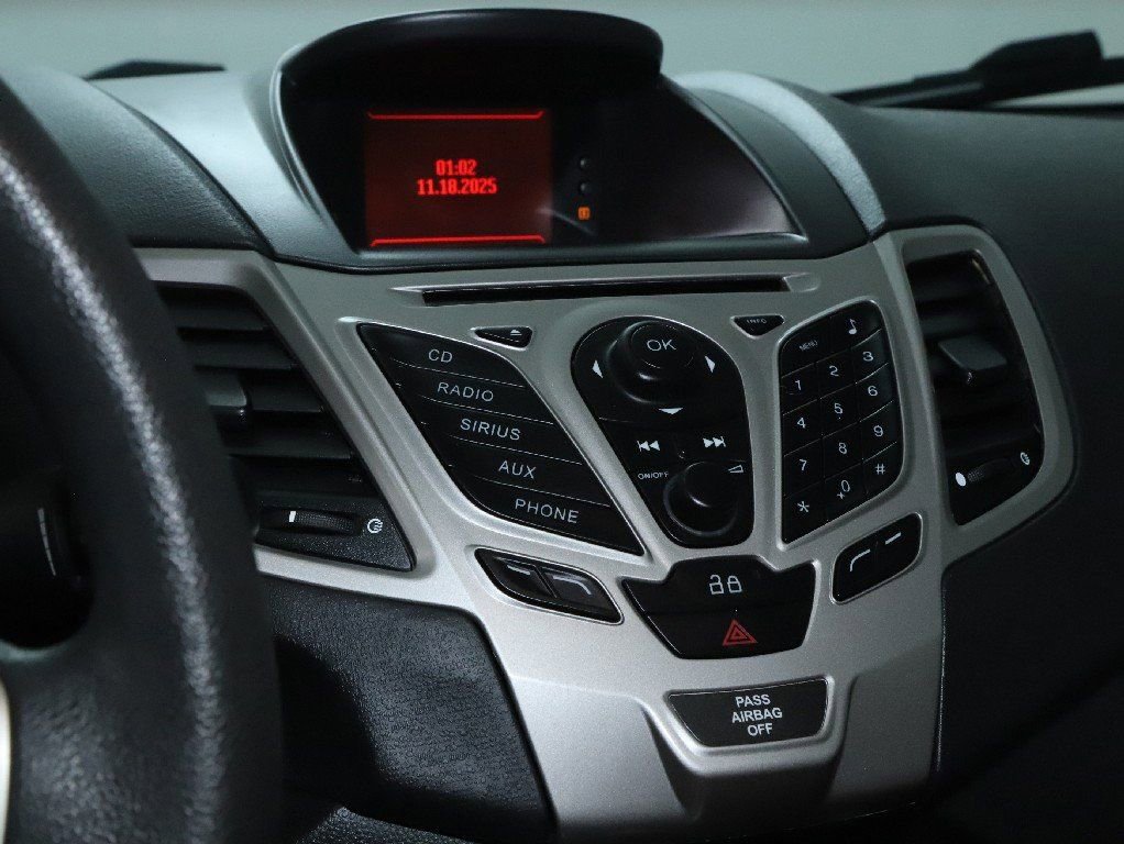 Used 2013 Ford Fiesta SE image 25